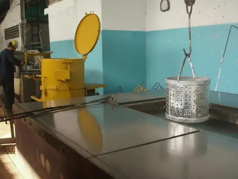 Cuba centrifuga 65cm en operación, galvanizando piezas de ferretería
