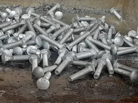 Tornillos galvanizados recién extraídos de la cuba centrifuga