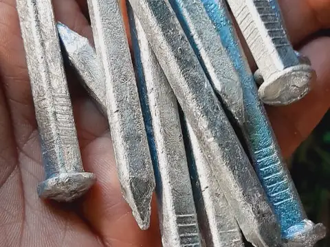 Clavos galvanizados, producto terminado de la línea de centrifugado