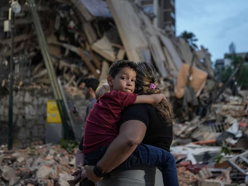 Madre e hijo en los escombros del terremoto del 24 de junio de 2026 en Venezuela