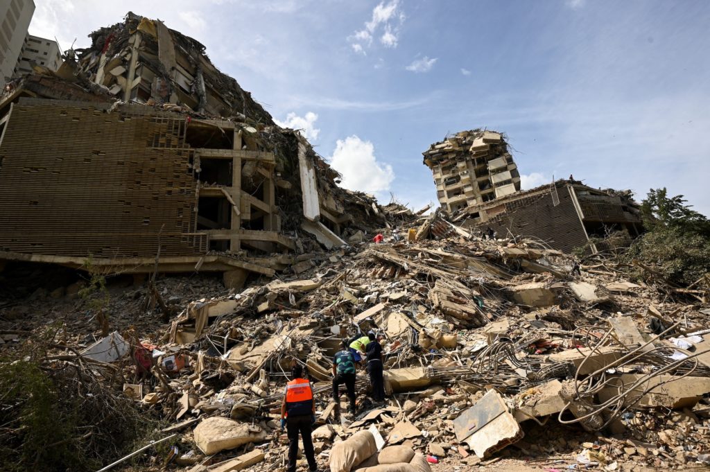 Equipos de rescate ante edificios derrumbados por el terremoto en Venezuela, junio 2026